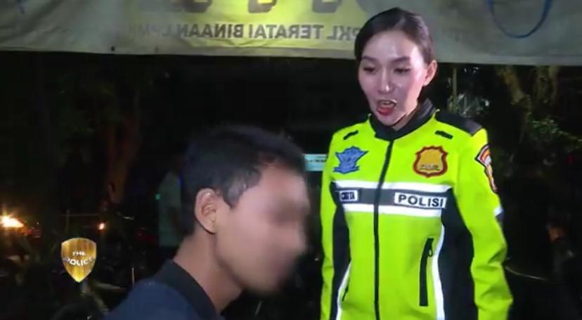 Briptu Putri Sirty Cikita menegur seorang yang sedang makan di sebuah warung