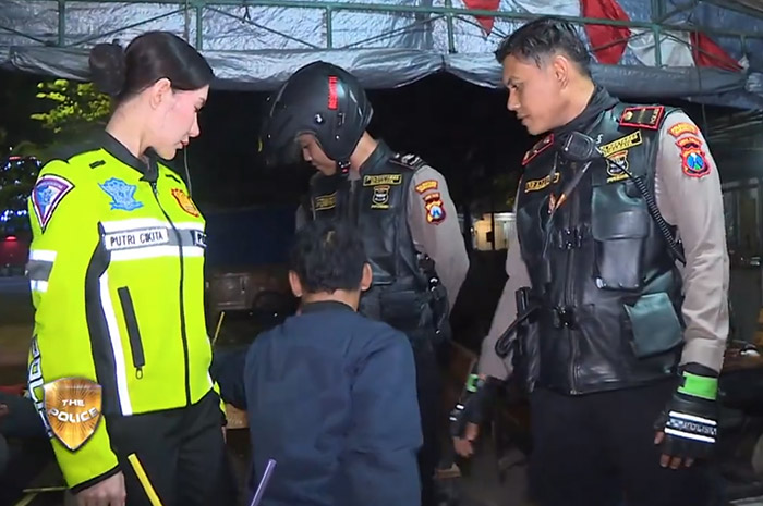 Tangkapan video viral Polwan Brigadir Putri Cikita.