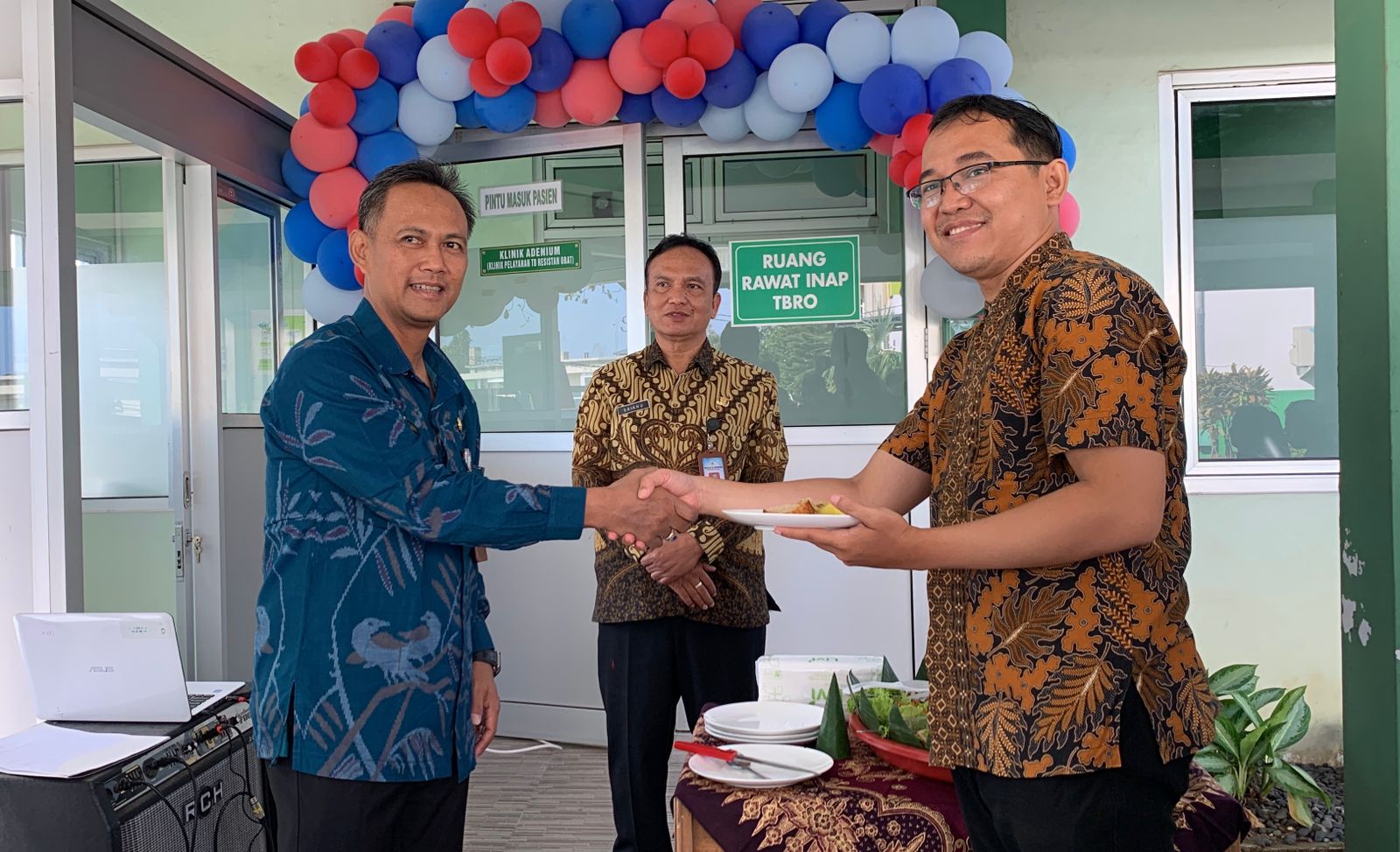 Peluncuran inovasi Penari Cebra ditandai potong tumpeng dan peninjauan ruang isolasi TB RO di RSUD dr Soewondo Kendal, Selasa (27/8). DEVI KHOFIFATUR RIZQI/ JAWA POS RADAR SEMARANG