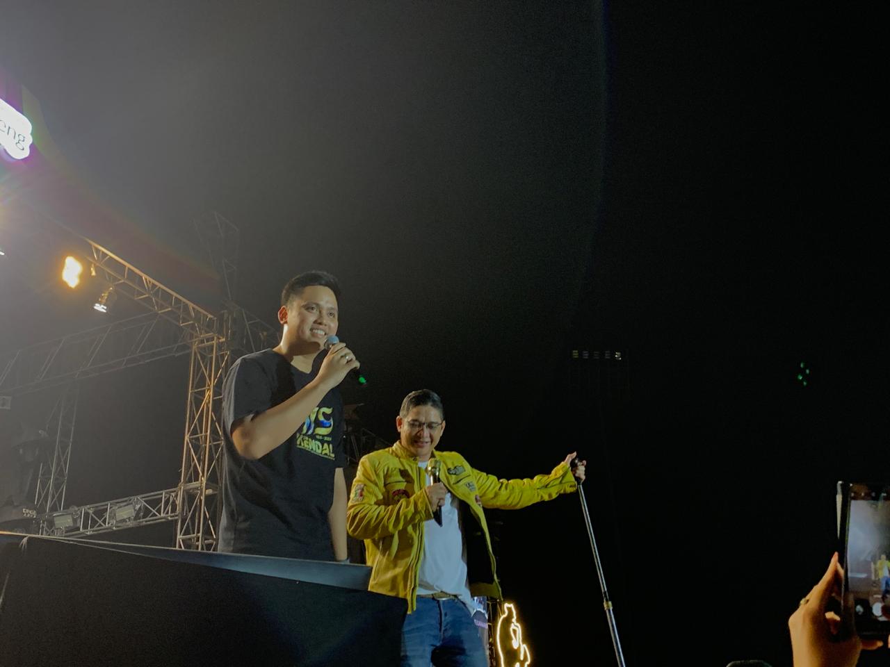 Bupati Kendal, Dico M Ganinduto saat konser di Pekan Raya Kendal berpamitan dengan Warga Kendal. DEVI KHOFIFATUR RIZQI/JAWA POS RADAR SEMARANG