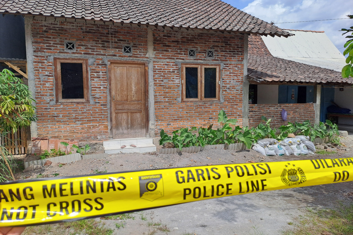 TKP warga yang melakukan pesta miras oplosan dengan parfum di Paremono, Kecamatan Mungkid, Kabupaten Magelang. ROFIK SYARIF/ JAWA POS RADAR SEMARANG