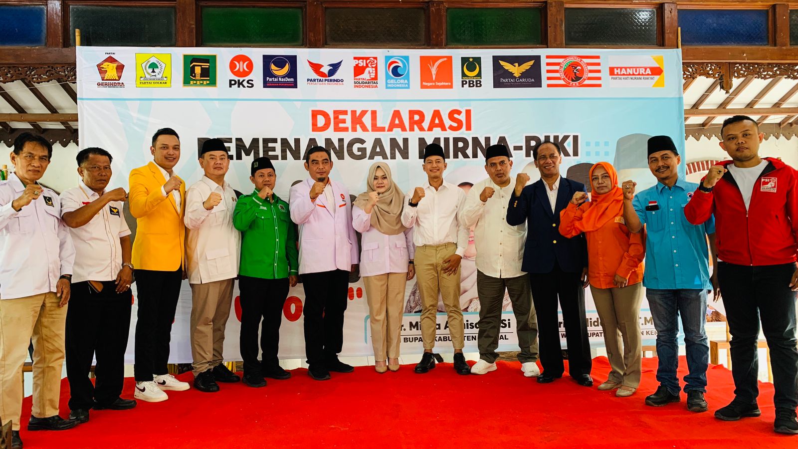 Deklarasi pemenangan pasangan Mirna Annisa-Urike Hidayat di Pendopo Simbah Guru Surokonto Kulon, Pageruyung, Rabu (28/8). DEVI KHOFIFATUR RIZQI/ JAWA POS RADAR SEMARANG