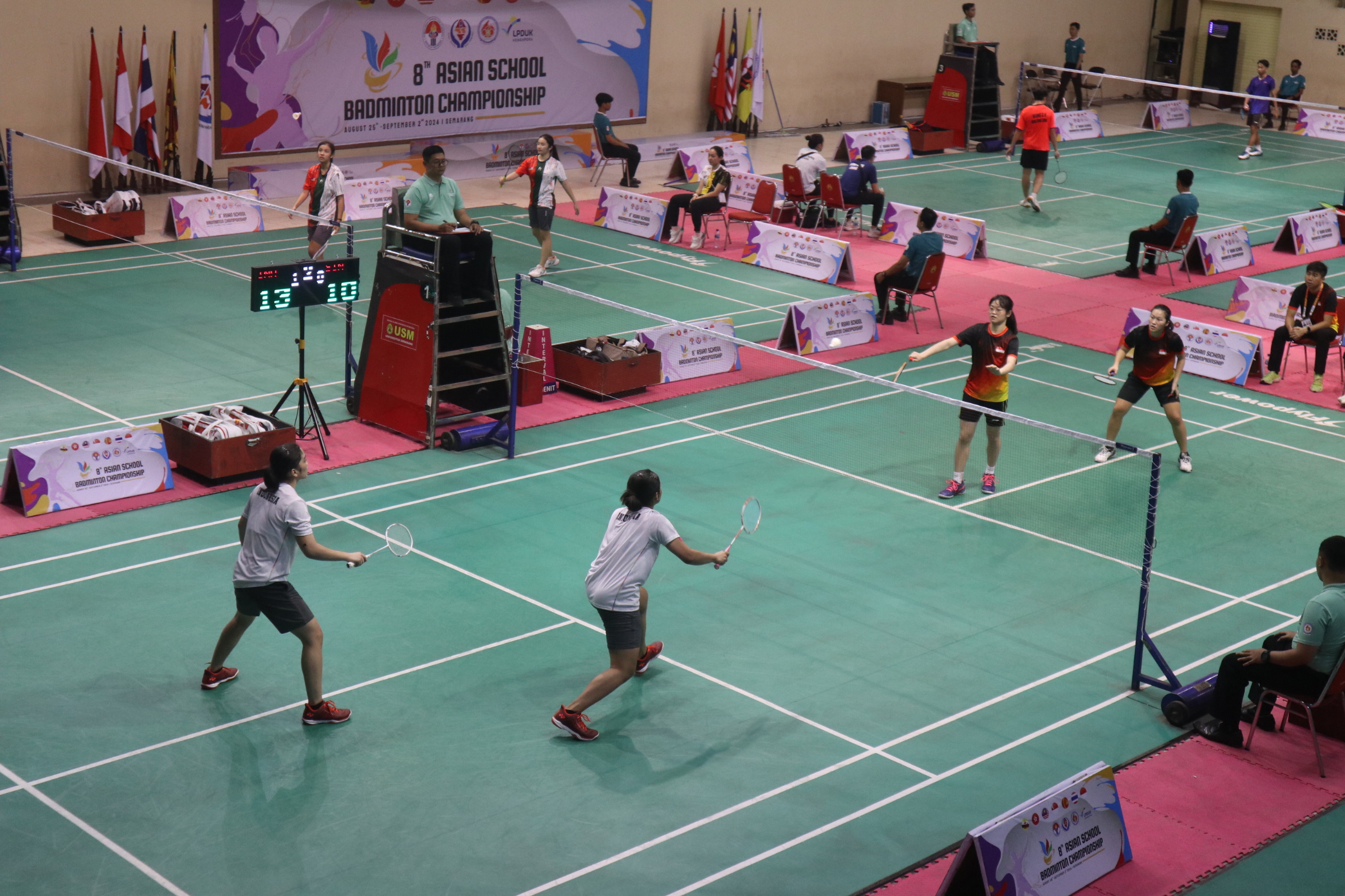 Ganda putri Indonesia Kezia Parangin Angin/Zalfa Nazhira Hidayat dengan ganda putri Singapura Lee Feiyi Stefanie/Li Zhengyan