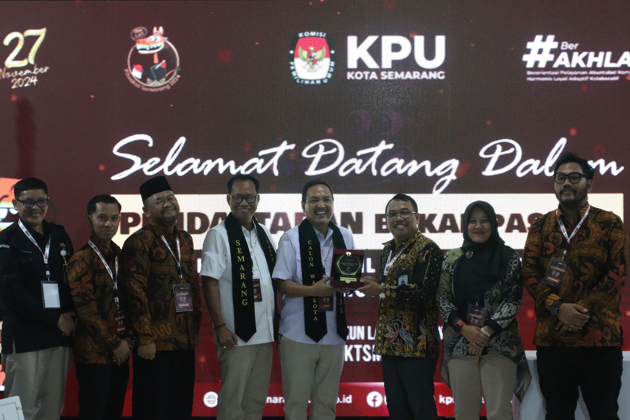 Penyerahan cinderamata dari KPU Kora Semarang