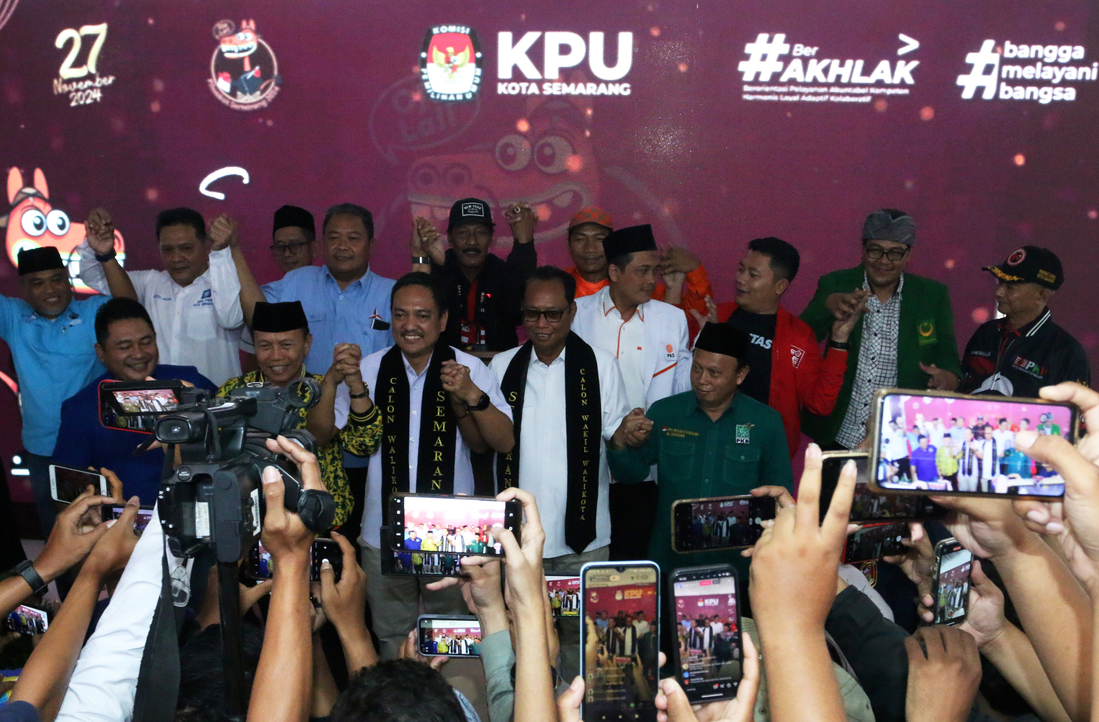Yok Joss tiba di kantor KPU Kota Semarang,Mereka diantar rombongan partai pengusung yakni Demokrat, Gerindra, PKS, PKB, PAN, PPP, PSI, Nasdem.