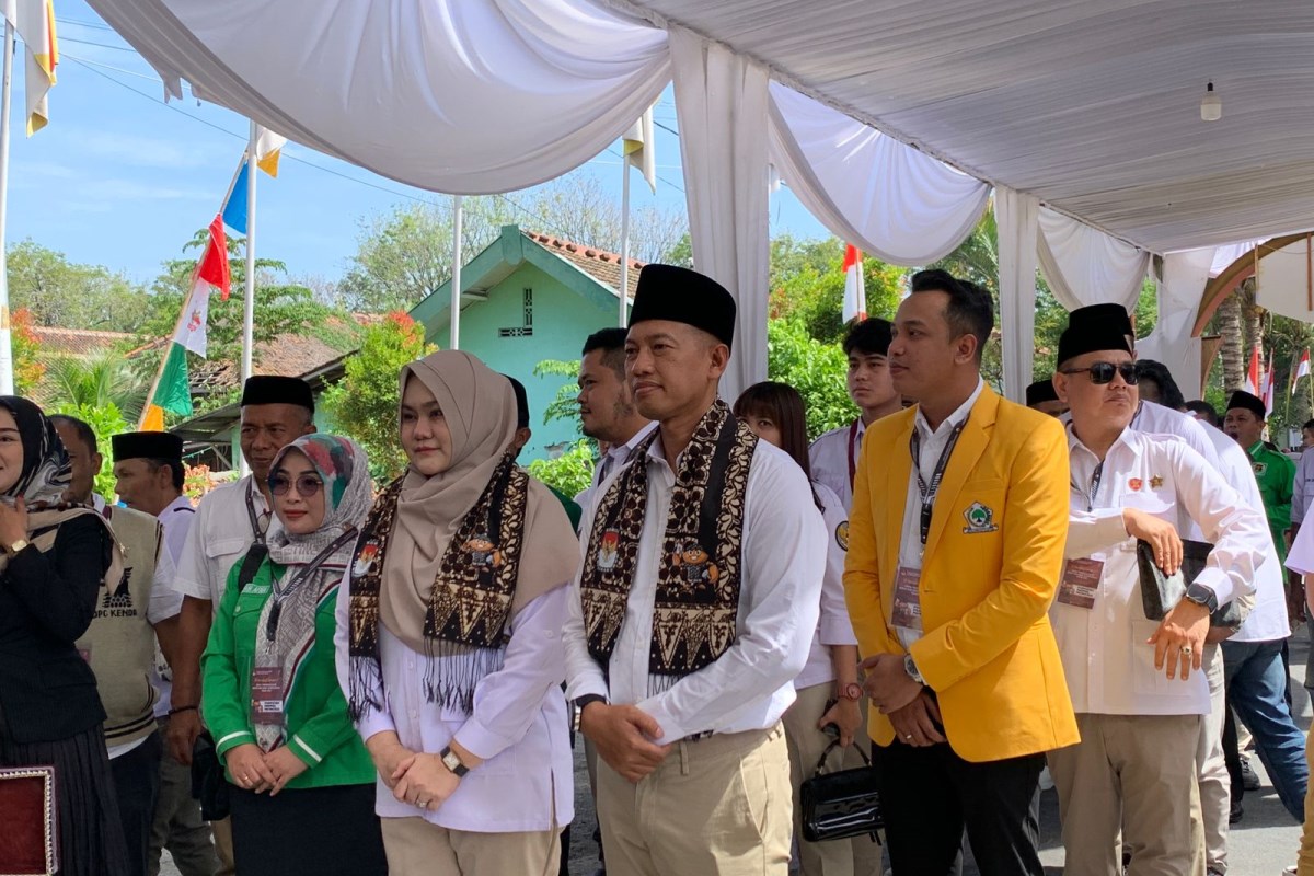 Para pendukung tampak mengantarkan Mirna-Riki mendaftar di KPU Kendal, Rabu (28/8).&nbsp;DEVI KHOFIFATUR RIZQI/ JAWA POS RADAR SEMARANG