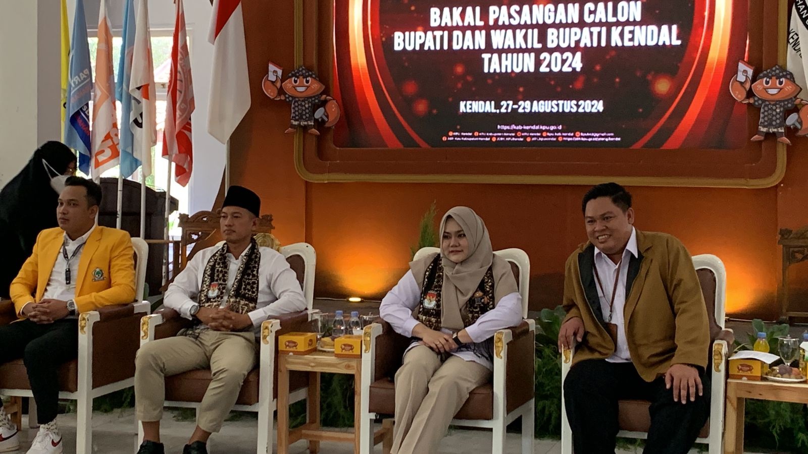 Pasangan Mirna-Riki saat mendaftar di KPU Kendal, Rabu (28/8).
