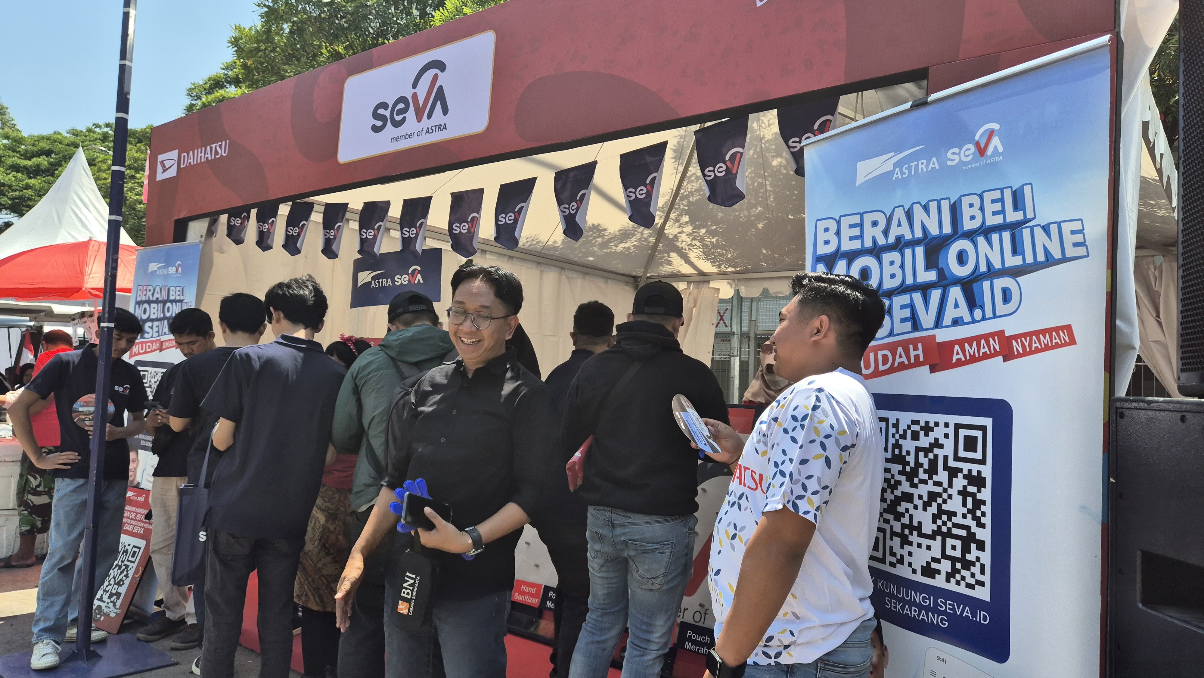 Booth SEVA di acara Daihatsu Kumpul Sahabat Solo berhasil menarik antusiasme masyarakat Solo untuk mengajukan pembiayaan mobil baru dengan fitur Instant Approval.