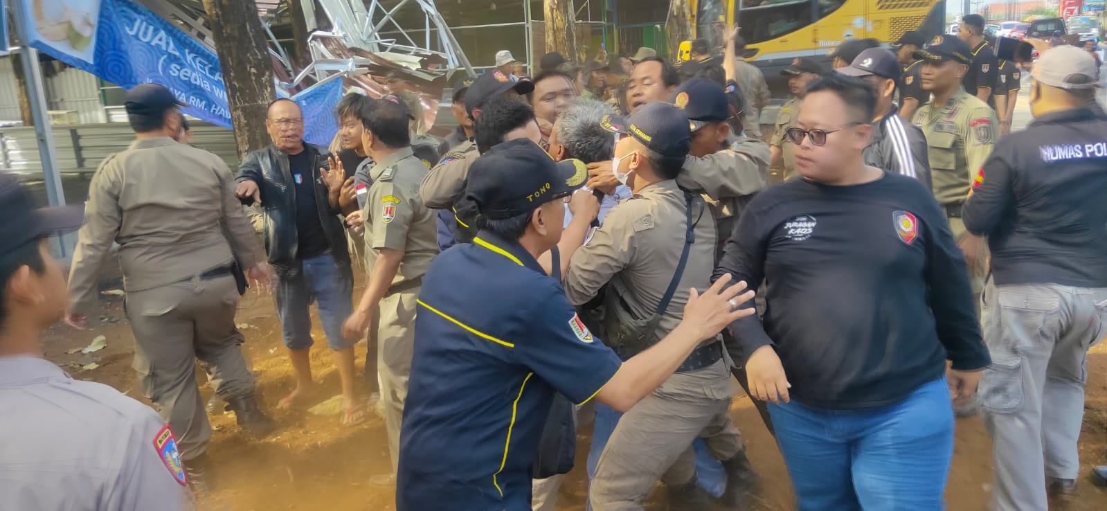 Aksi saling dorong hingga bentrok fisik sempat mewarnai penertiban yang dilakukan Satpol PP Kota Semarang, Kamis (29/8). (Adennyar Wycaksono/Jawa Pos Radar Semarang)