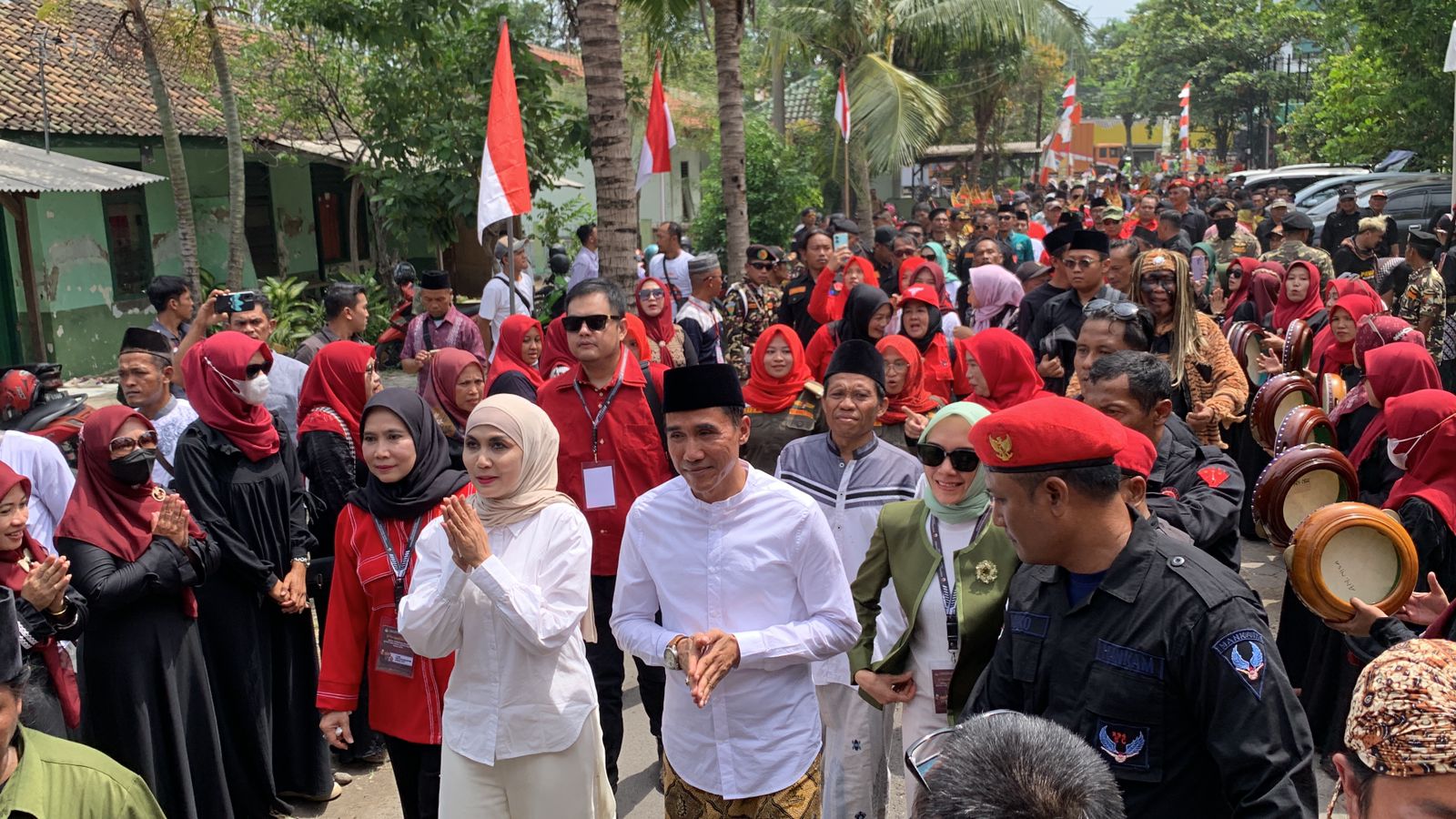 Kedatangan paslon Dyah Kartika-Benny Karnadi ke KPU Kendal untuk mendaftar sebagai cabup-cawabup, Kamis (29/8). DEVI KHOFIFATUR RIZQI/ JAWA POS RADAR SEMARANG