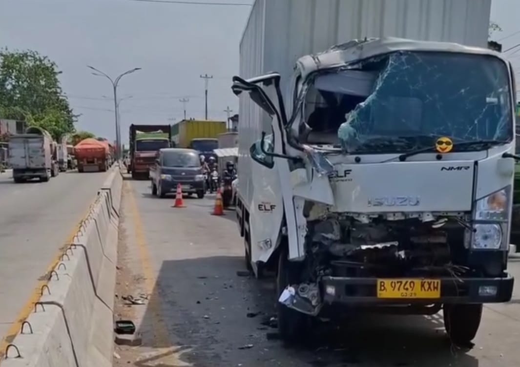 Kecelakaan di tempat lain terjadi di ruas Jalan Raya Pantura wilayah Kecamatan Genuk, sekitar pukul 12.00. Kecelakaan melibatkan dua truk. (M Hariyanto/Jawa Pos Radar Semarang)