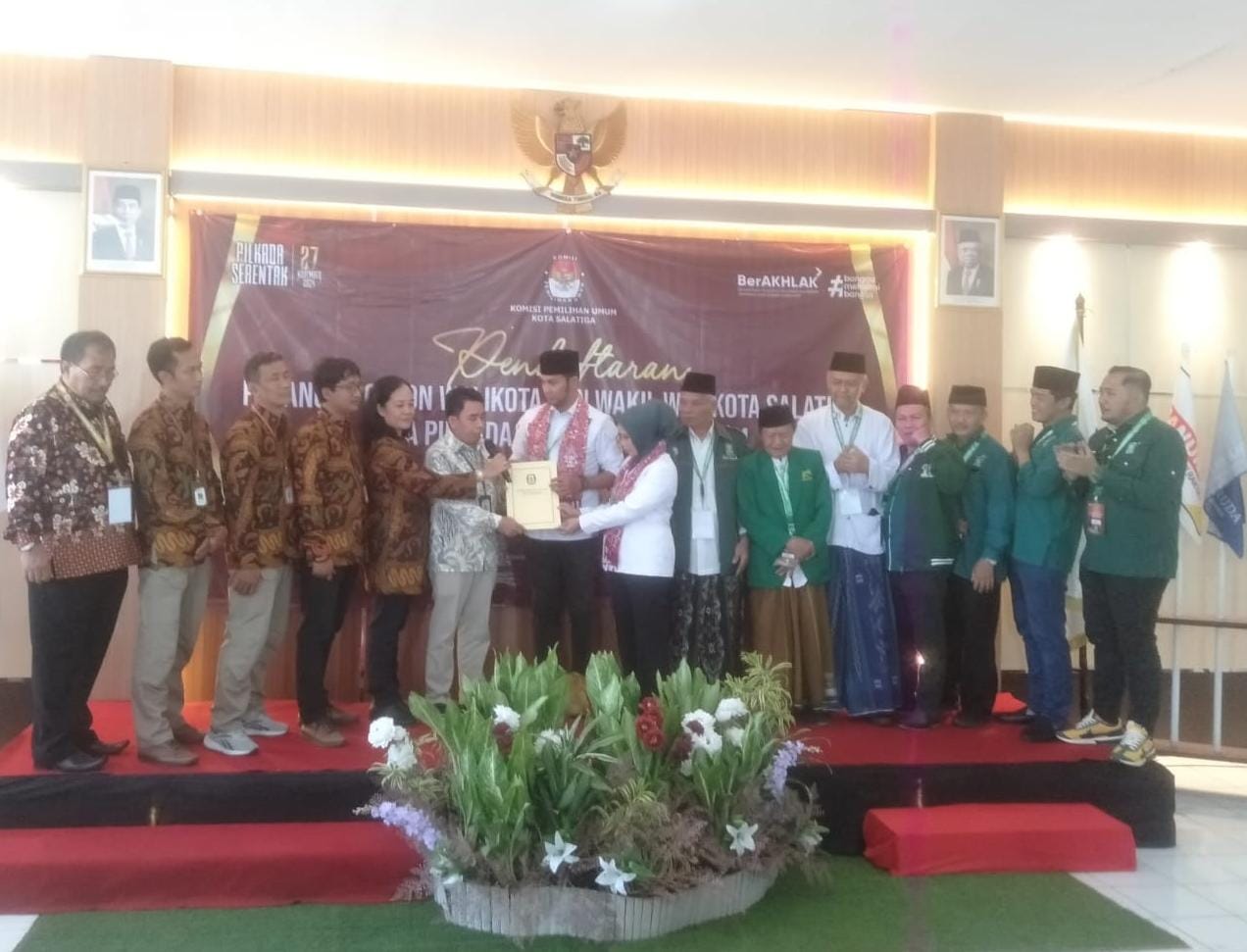 Pasangan calon Wali Kota Salatiga Juan Rama dan Wakilnya Sri Wahyuni mendaftar di KPU Kota Salatiga, Kamis (29/8/2024), siang.