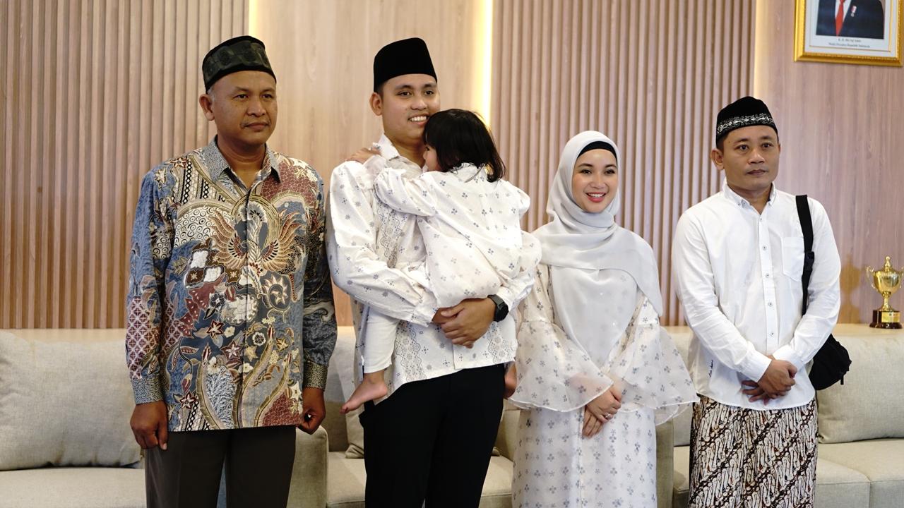 Dico berama anak dan istrinya Chacha Frederica saat momen lebaran idul fitri lalu. (Budi Setiyawan/Jawa Pos Radar Semarang)