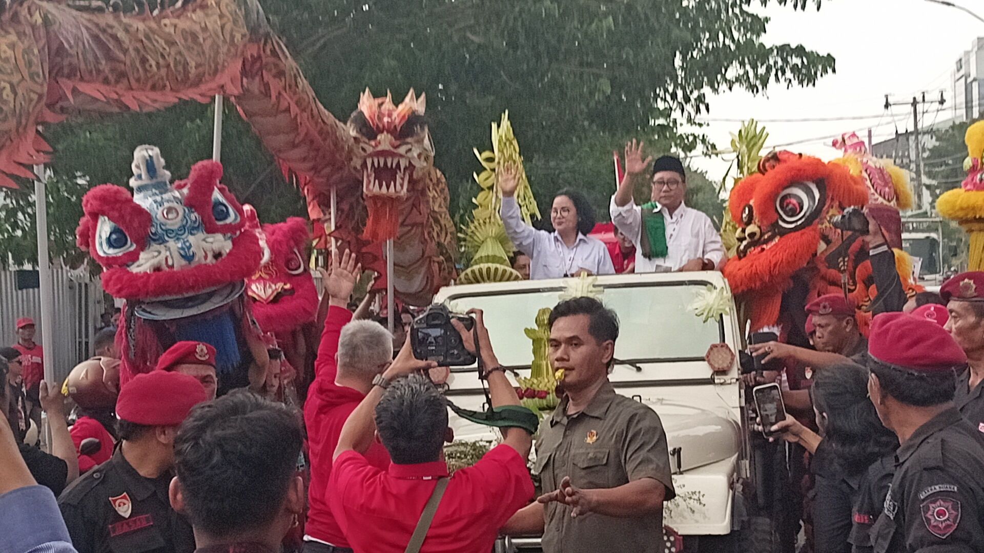 Calon Wali Kota dan Wakil Wali Kota Semarang, Agustina Wilujeng dan Iswar Aminuddin, ketika akan melakukan pendaftaran ke KPU Kota Semarang.