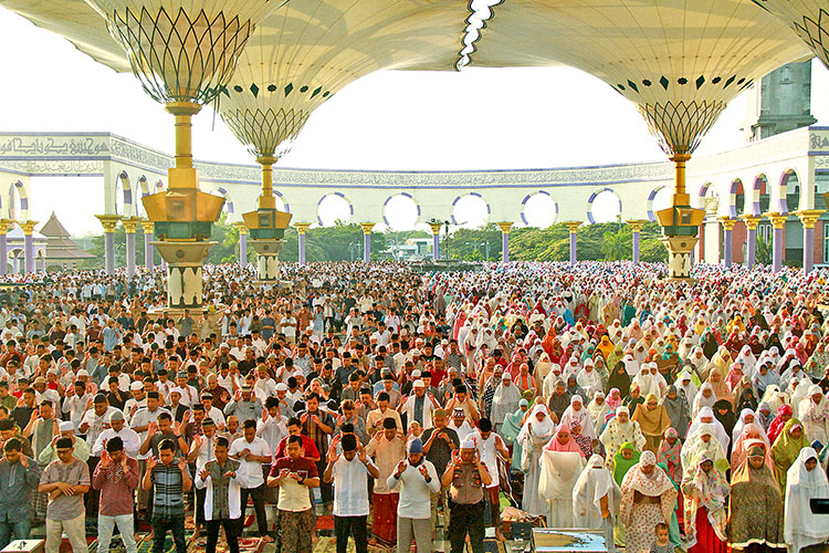 Umat Muslim sedang Melaksanakan Shalat di MAJT.