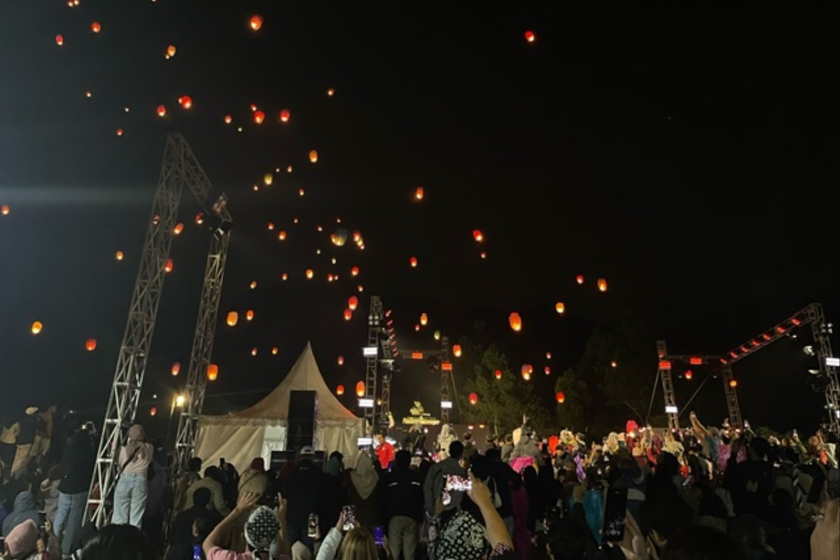 Pengunjung Candi Gedongsongo saat melepaskan lampion di area candi satu Gedongsongo, Bandungan. Maria Novena/Jawa Pos Radar Semarang