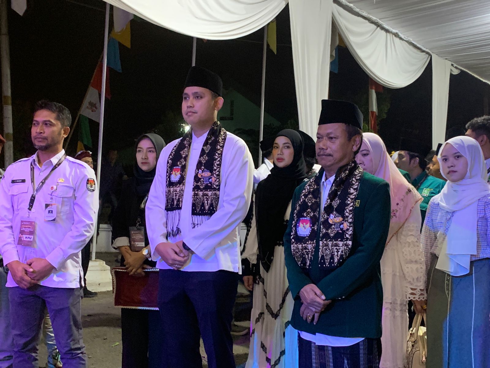 Paslon Dico Ganinduto bersama KH Ali Nurudin saat tiba di kantor KPU Kendal, Kamis (29/8) malam. DEVI KHOFIFATUR RIZQI/ JAWA POS RADAR SEMARANG