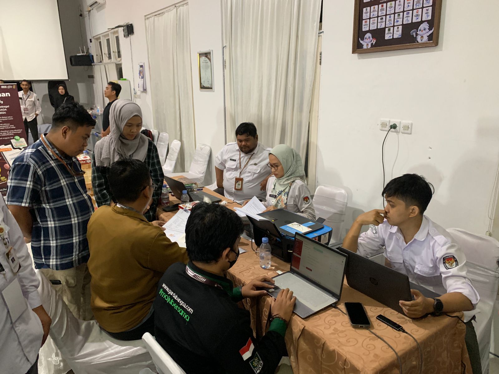 KPU Kendal saat mengecek berkas pendaftaran paslon cabup-cawabup Kendal, Kamis (29/8). DEVI KHOFIFATUR RIZQI/ JAWA POS RADAR SEMARANG