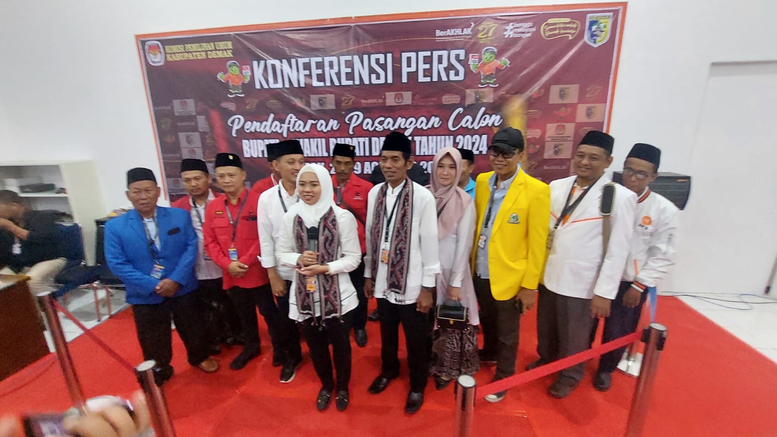 Ketua DPC PDIP Fahrudin Bisri Slamet, Ketua DPD Golkar Siswanto, Ketua DPD PKS Mudhofar dan ketua partai lainnya bersama Cabup Cawabup dr Eistianah-Gus Bad mendaffar di KPU Demak. (Wahibpribadi)