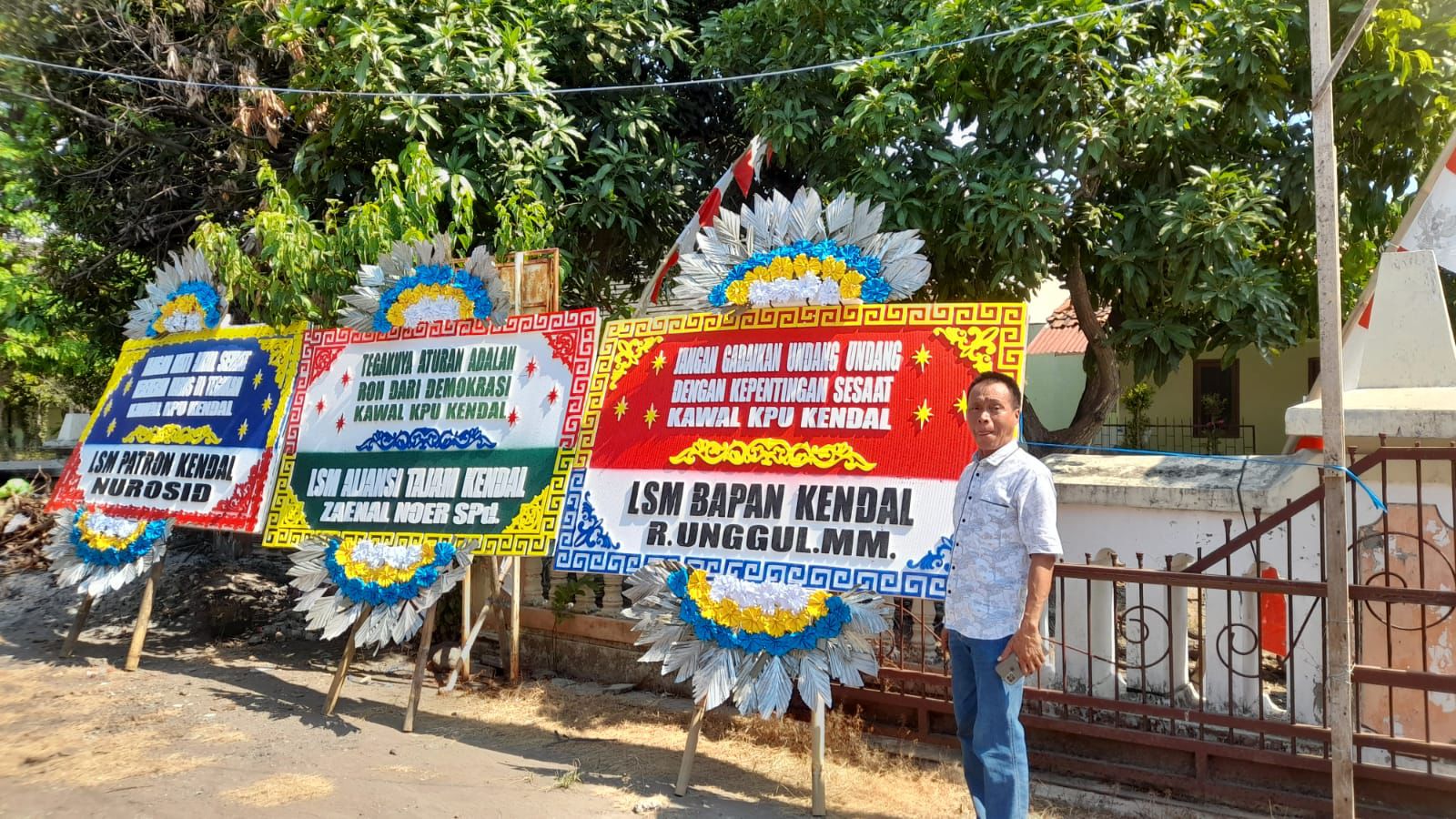 Karangan bunga yang terpajang di depan kantor Bawaslu Kendal sebagai bentuk dukungan untuk Pilkada Kendal 2024. DEVI KHOFIFATUR RIZQI/ JAWA POS RADAR SEMARANG
