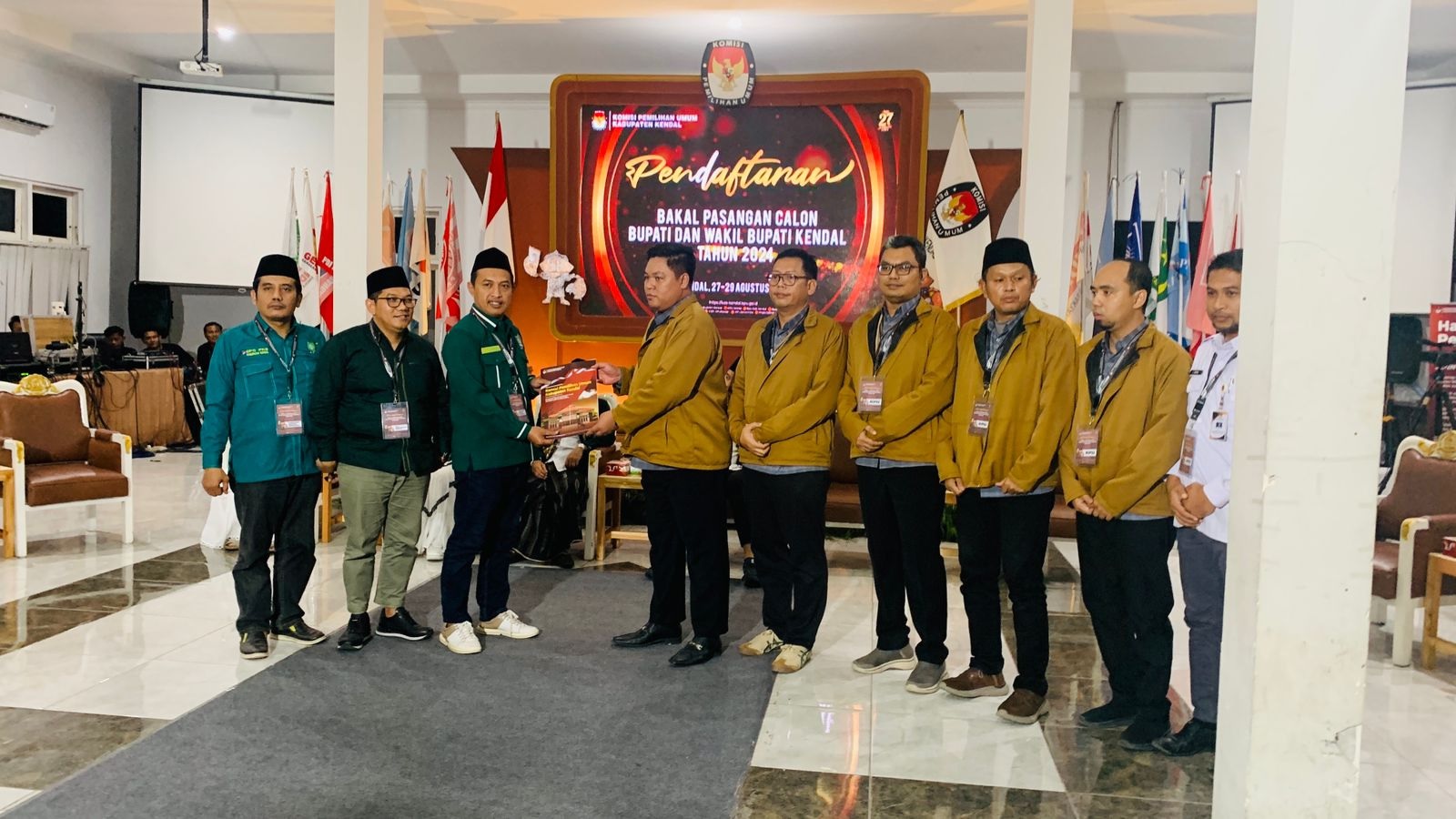 DIKEMBALIKAN: Ketua KPU Kendal, Khasanudin mengembalikan Berkas Pendaftaran Dico-Ustaz Ali kepada Ketua KPU Kendal. (BUDI SETIYAWAN/RADARSEMARANG.ID)