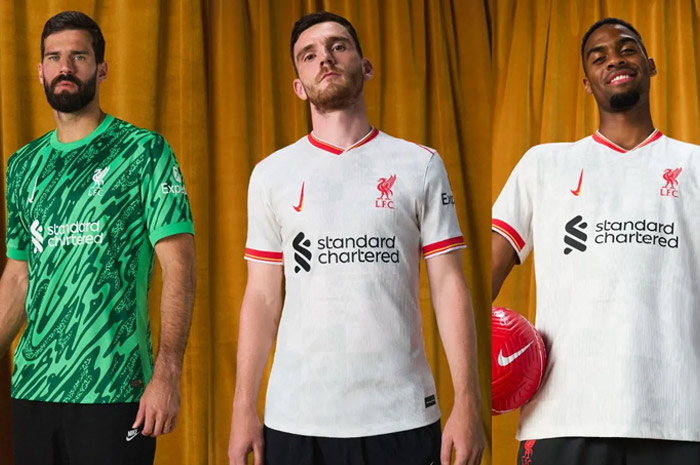 Tampak logo Nike di jersey ketiga Liverpool agak lain dari biasanya saat dipamerkan pemainnya.
