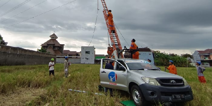 EDUKASI KELISTRIKAN : PLN UPT Salatiga melakukan edukasi kelistrikan dengan memberikan tips bermain layang &ndash; layang yang aman dan tidak mengganggu jaringan listrik.