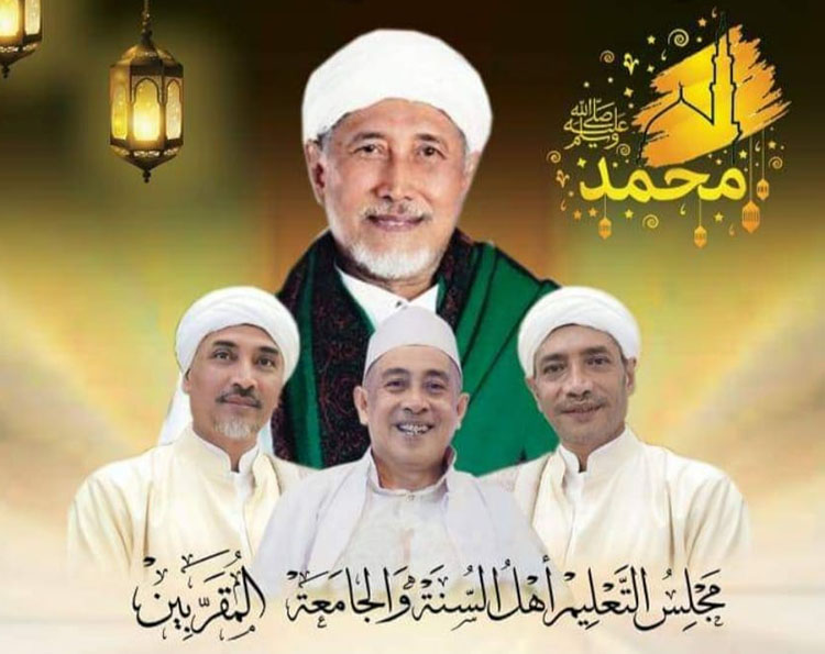 Al Habib Masyhur bin Muhammad bin Thoha Al Munawwar  bersama dengan ketiga anaknya.