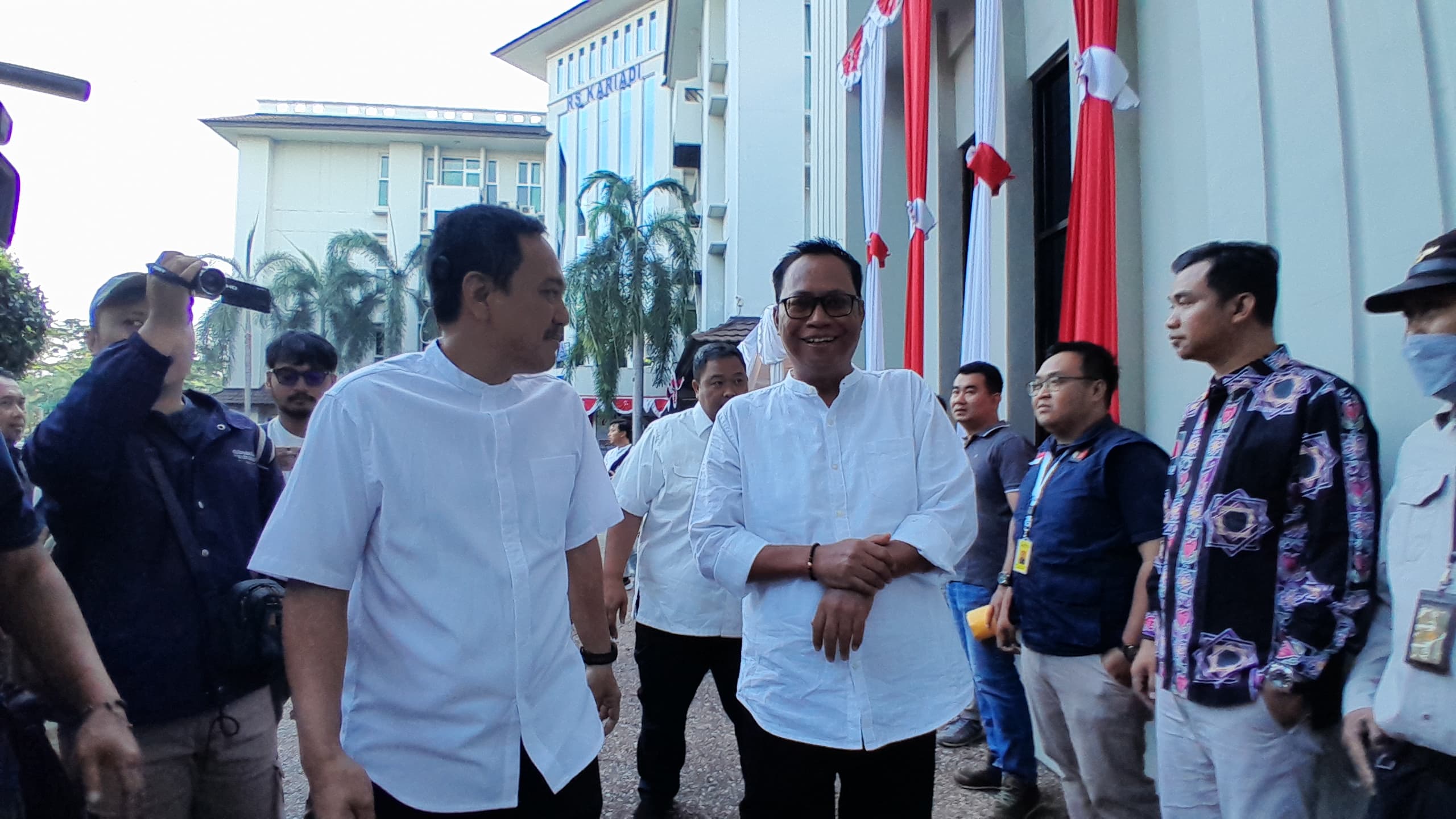 Joko Santoso sat menjalani tes kesehatan bersama Yoyok Sukawi.  (Nur Chamim/Jawa Pos Radar Semarang)