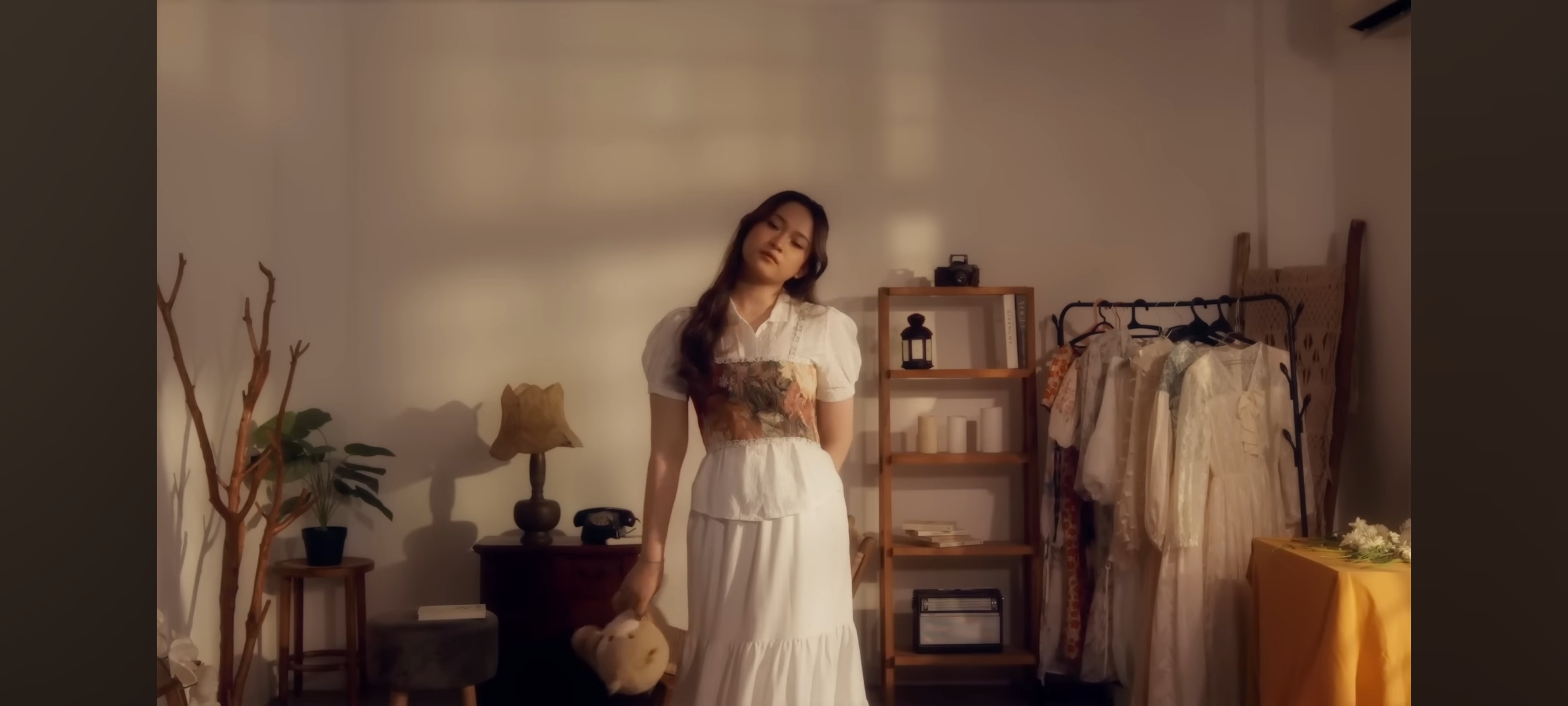 Raisa Anggiani dalam music clip Gemercik Asmara
