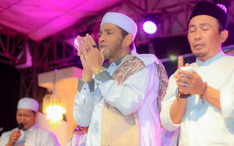 Habib Fauzi Rizal bin Masyhur Al Munawwar (tengah) saat melaksanakan Mahalul Qiyam.