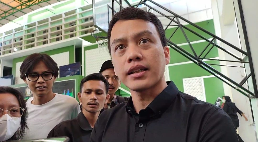 Mahasiwa PPDS Anestesi Angga Ryan memberikan penjelasan dalam aksi solidaritas di Lapangan Basket FK Undip, Senin (2/9/2024). IDA FADILAH/JAWA POS RADAR SEMARANG
