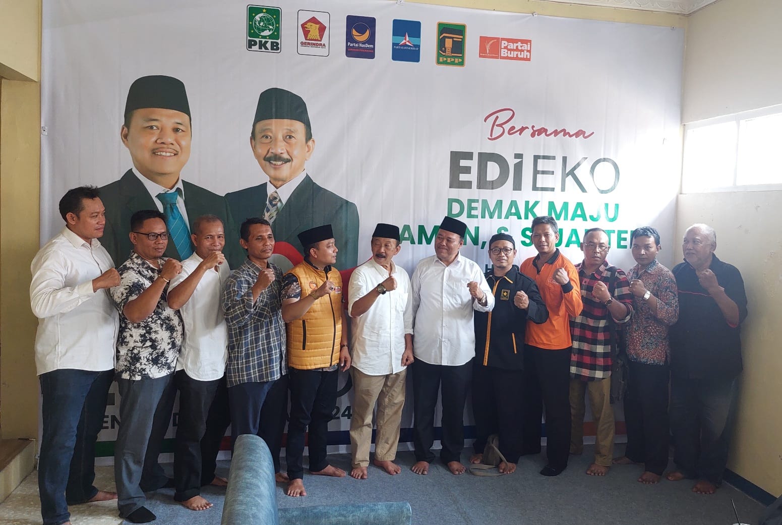 Cabup Cawabup Edi Sayudi-Eko Pringgolaksito foto bersama dengan para pimpinan partai non parlemen yang resmi memberikan dukungan dalam pilkada Demak. (Wahibpribadi)