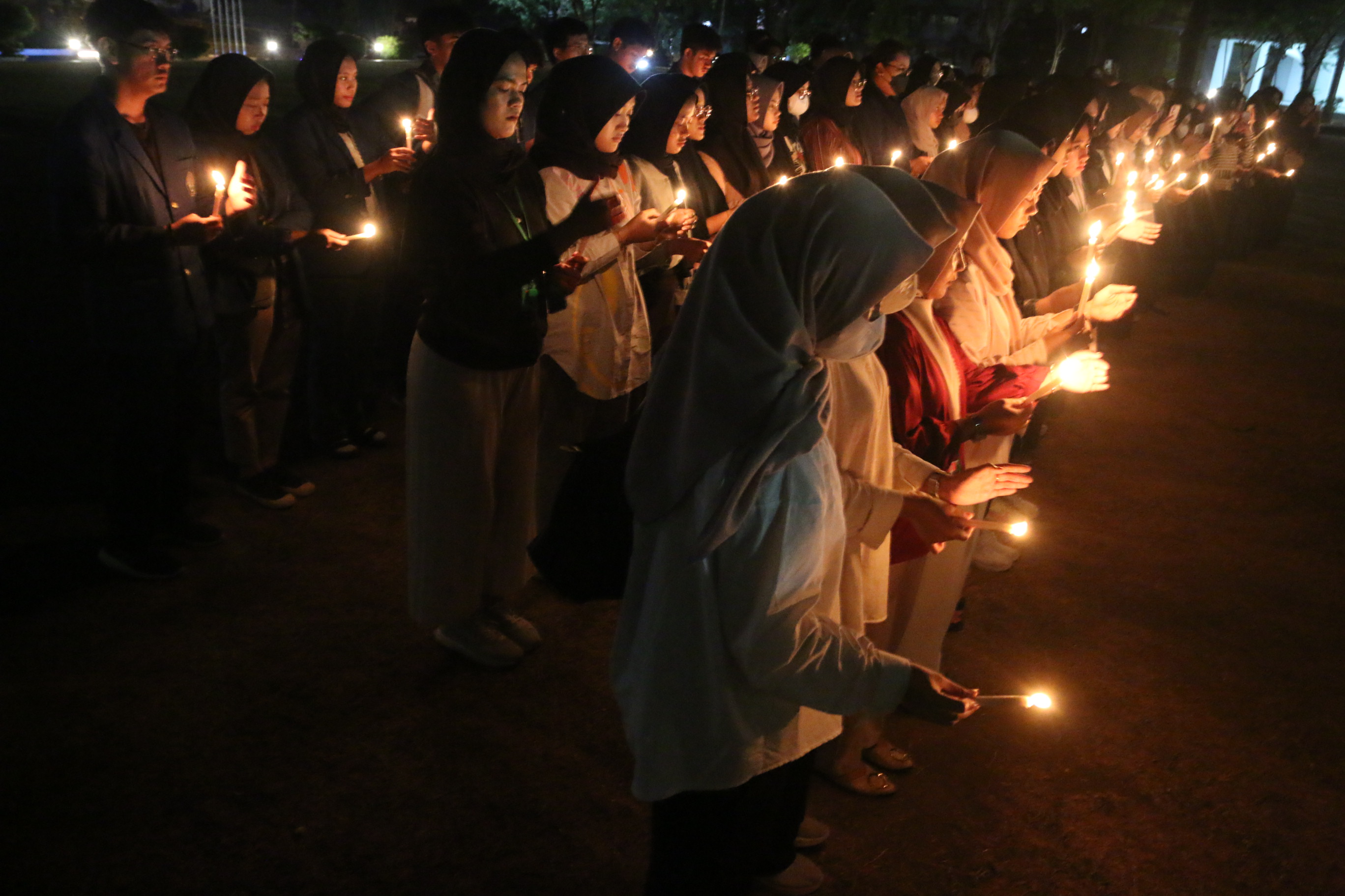 Mahasiswa FK Undip menggelar aksi lilin sebagai bentuk belasungkawa meninggalnya mahasiswa PPDS Anestesi, Senin (2/9/2024) malam. NUR CHAMIM/JAWA POS RADAR SEMARANG