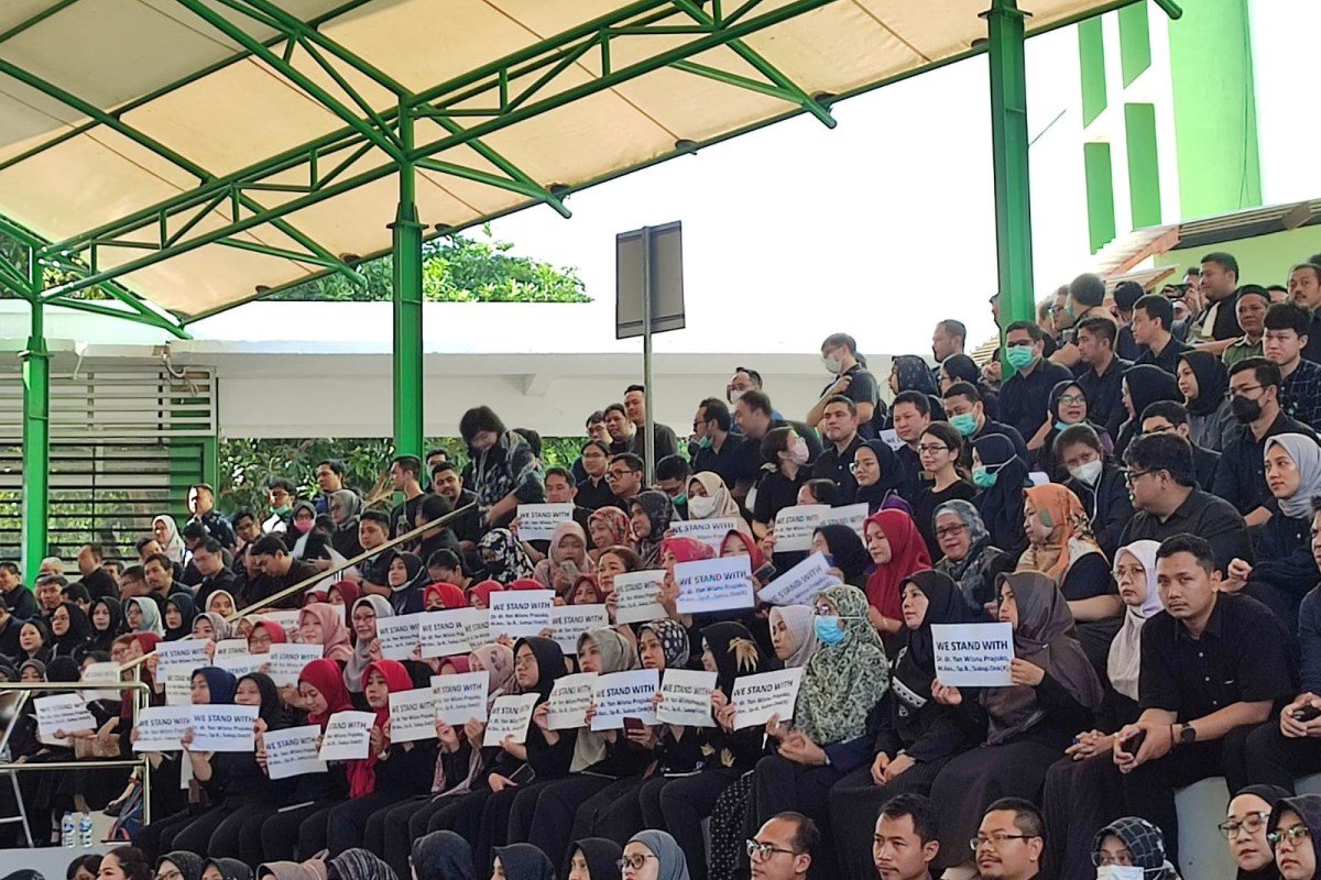 Civitas akademika dan alumni FK Undip menggelar apel dan penolakan pemberhentian praktik sementara dr Yan Wisnu, Senin (2/9/2024). IDA FADILAH/JAWA POS RADAR SEMARANG