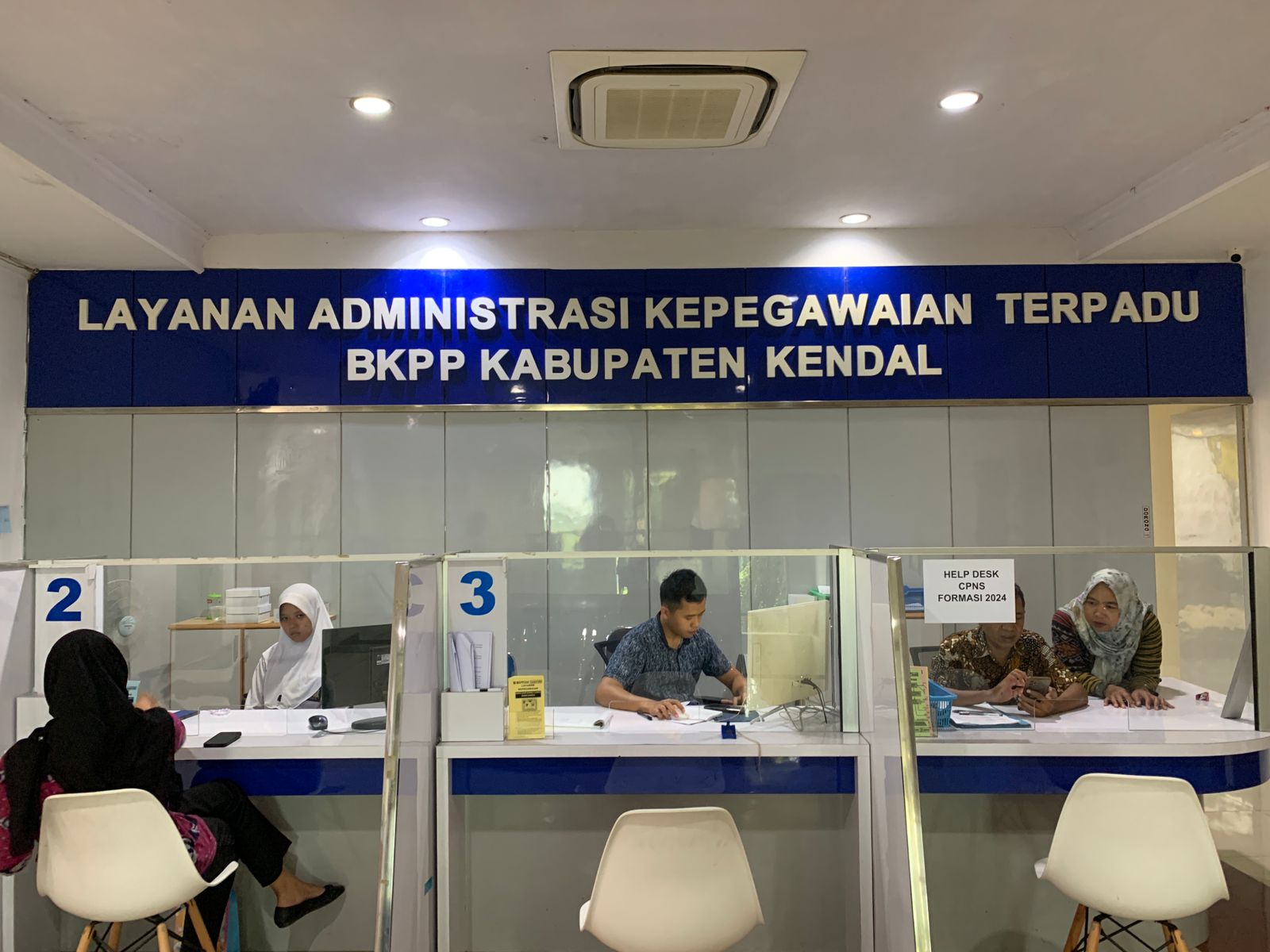 Suasana layanan help desk CPNS di kantor BKPP Kendal. DEVI KHOFIFATUR RIZQI/ JAWA POS RADAR SEMARANG