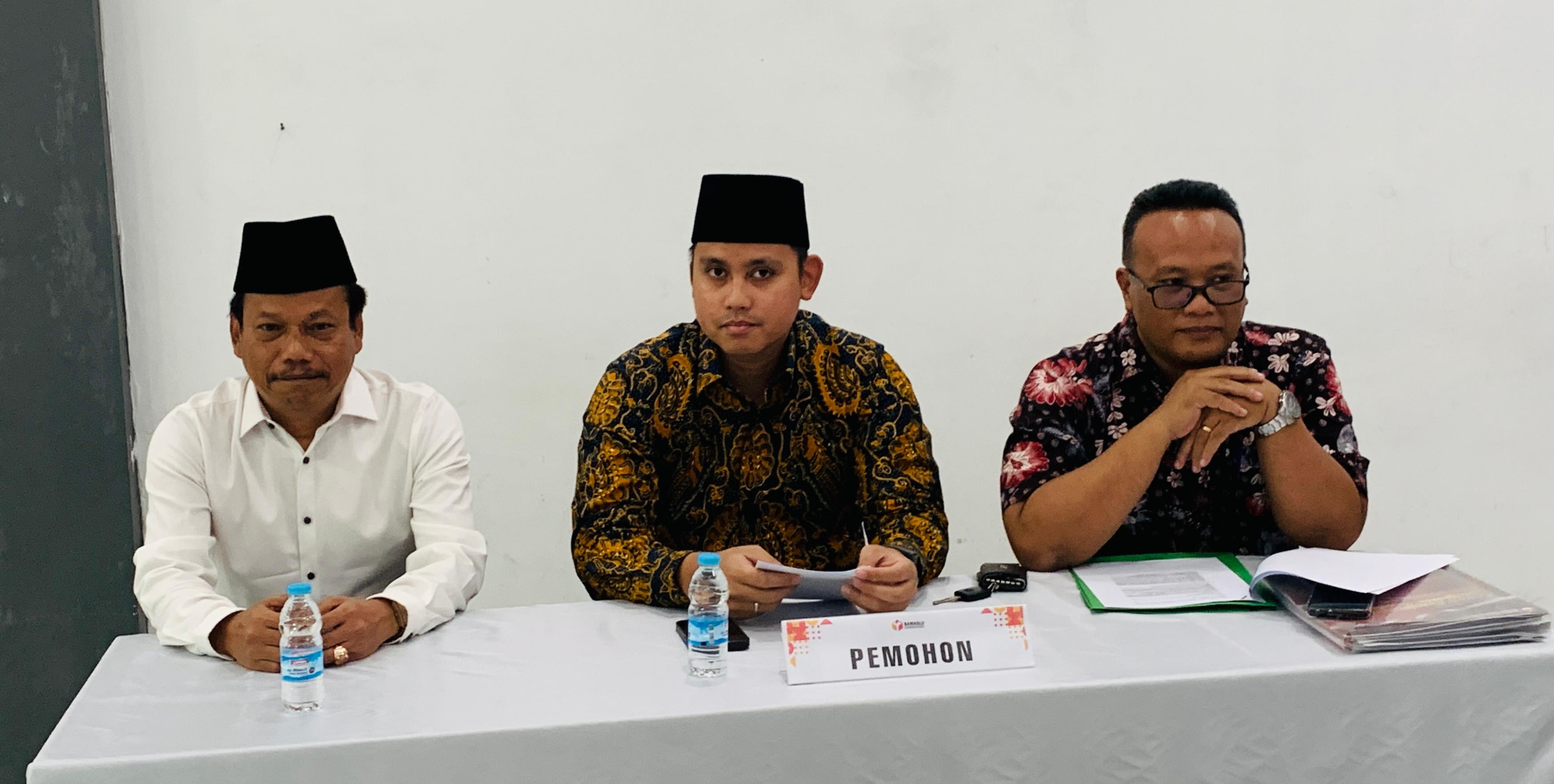 Paslon Dico M Ganinduto-KH Ali Nurudin saat mengikuti musyawarah tertutup di Ruang Sidang Bawaslu Kendal, Selasa (3/9/2024).