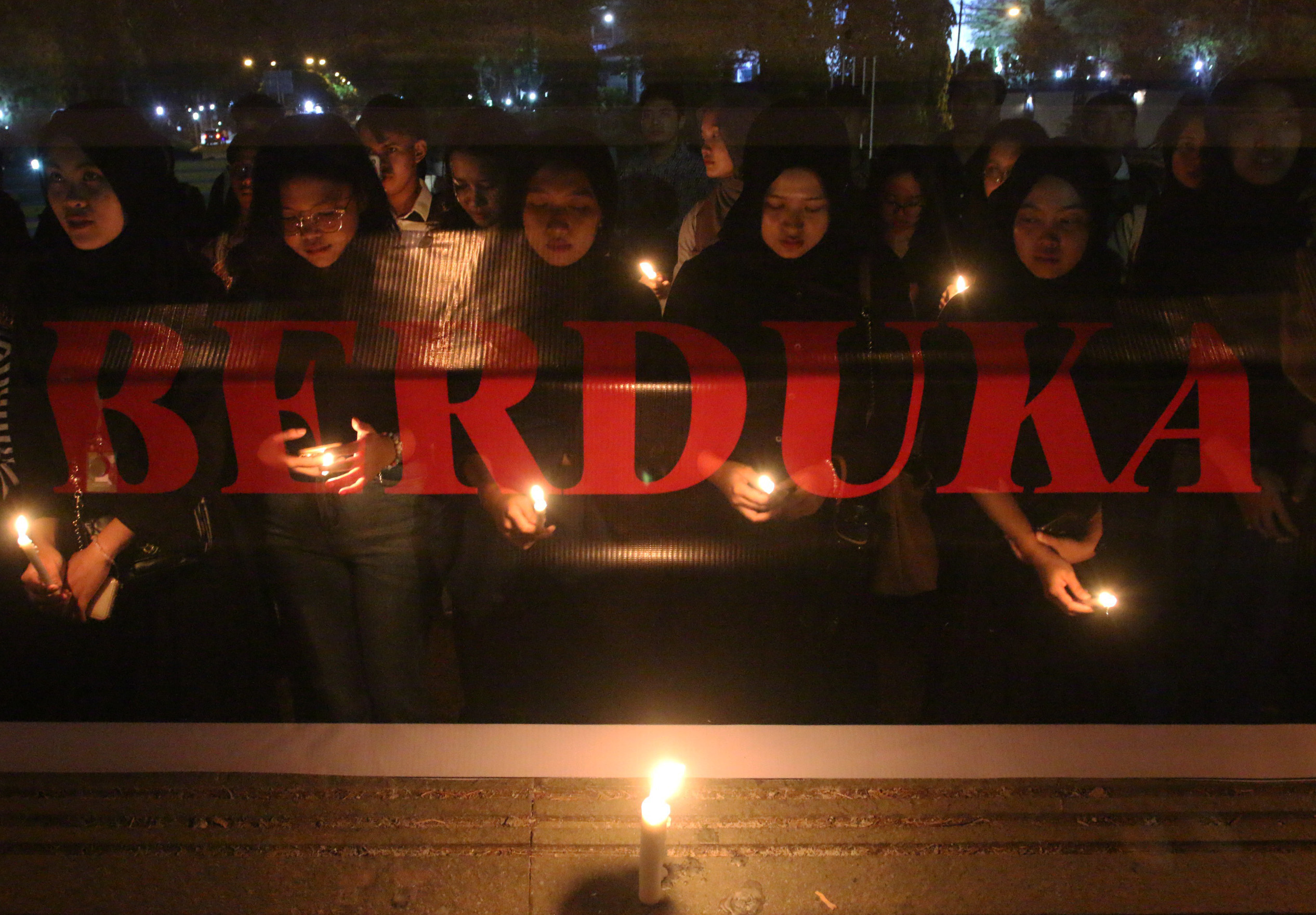 Sejumlah mahasiswa yang tergabung dalam Badan Eksekutif Mahasiswa (BEM) Fakultas Kedokteran (FK) Universitas Diponegoro (UNDIP) menyalakan lilin