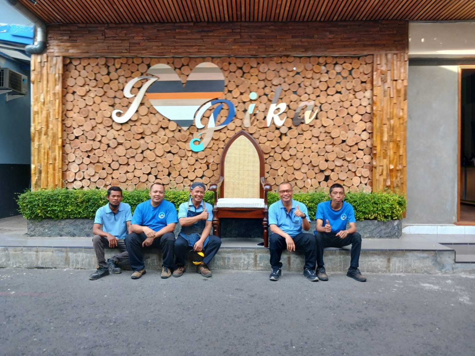 SMK PIKA Semarang berkesempatan membuat kursi untuk Paus Fransiskus yang berkunjung ke Indonesia.
