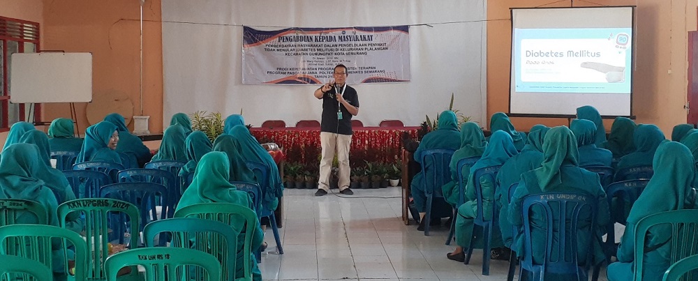 Dosen Prodi Keperawatan Program Magister Terapan Program Pascasarjana Poltekkes Kemenkes Semarang saat pelatihan tentang pendampingan kader dalam pengelolaan penyakit diabetes melitus.