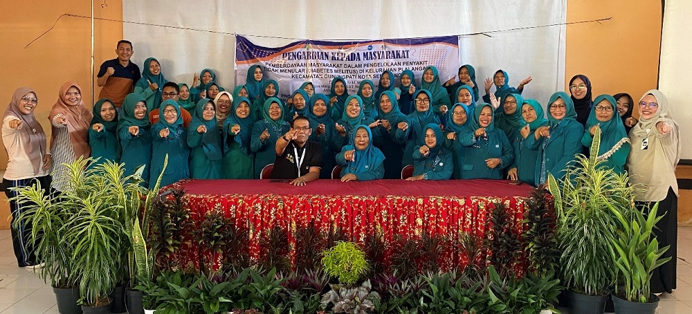 Tim Pengabdi Prodi Keperawatan Program Magister Terapan Program Pascasarjana Poltekkes Kemenkes Semarang bersama kader kesehatan pendamping keluarga Diabetes Melitus di Kelurahan Plalangan.