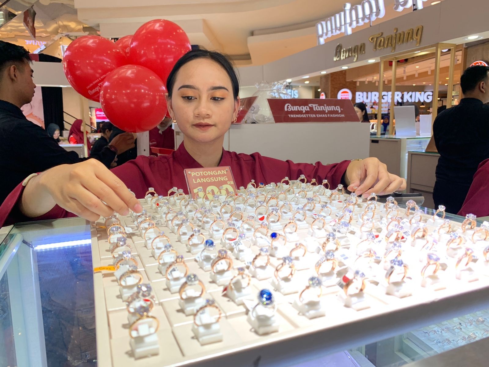 Suasana ramainya pengunjung dalam pameran Bunga Tanjung di Paragon Mall Semarang, Rabu (4/9).