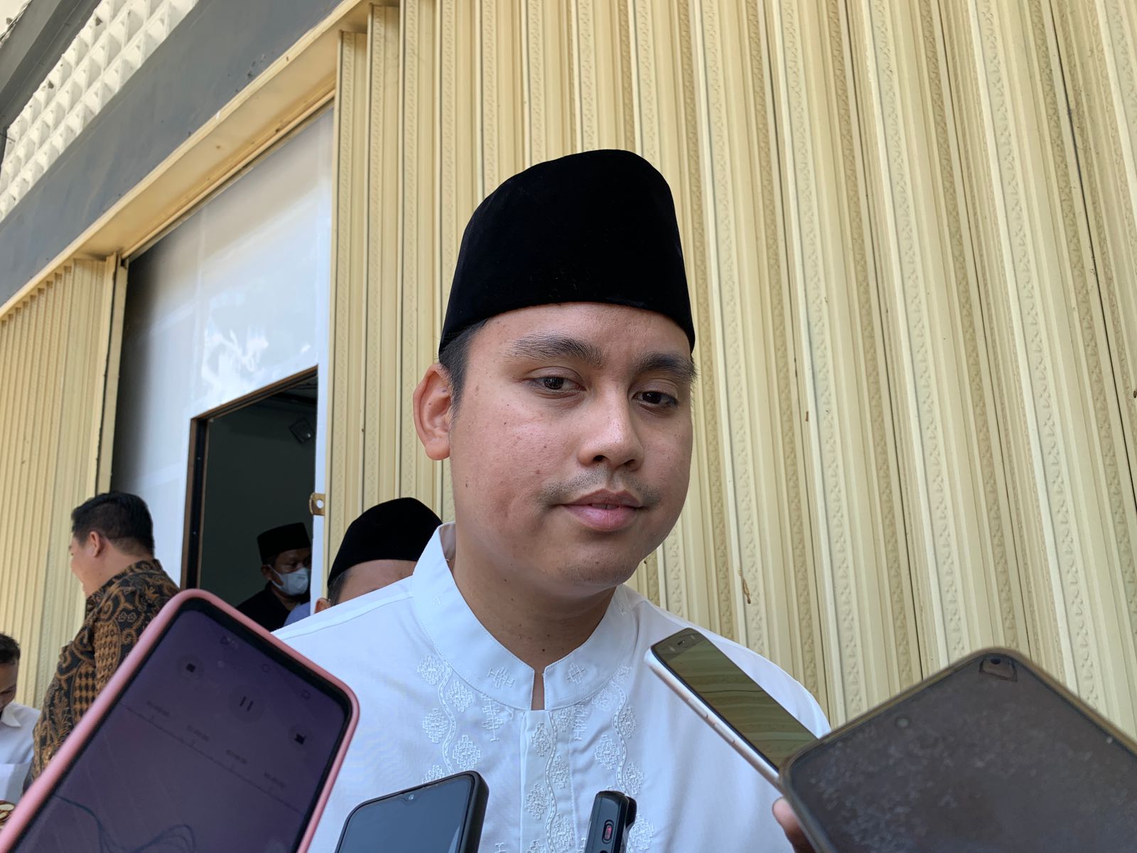 Dico Ganinduto saat konferensi pers usai musyawarah tertutup kedua di Ruang Gakkumdu, Bawaslu Kendal, Rabu (4/9). DEVI KHOFIFATUR RIZQI/ JAWA POS RADAR SEMARANG
