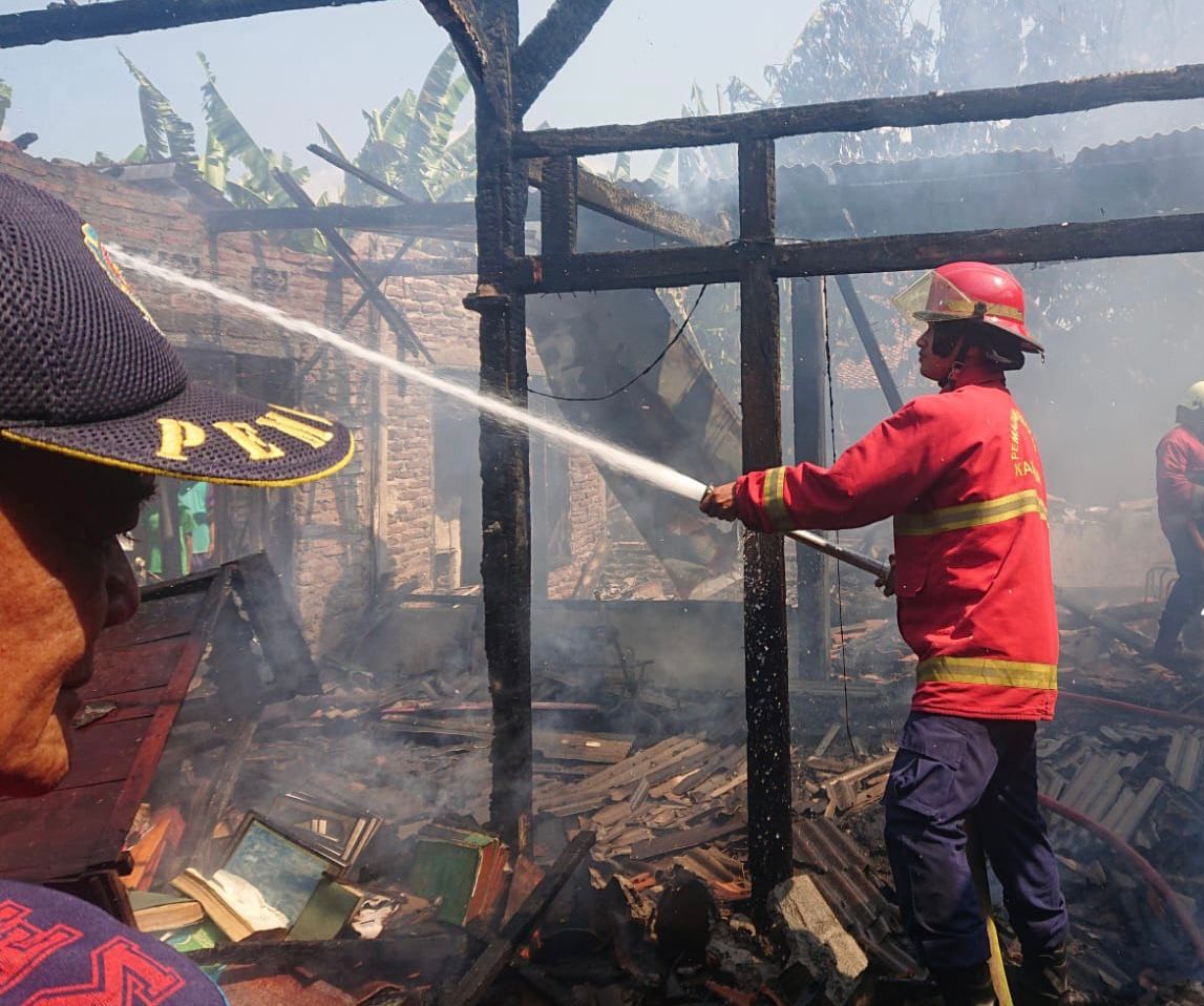Pemadaman api oleh petugas damkar di TKP Desa Pandes, Cepiring, Rabu (4/9).