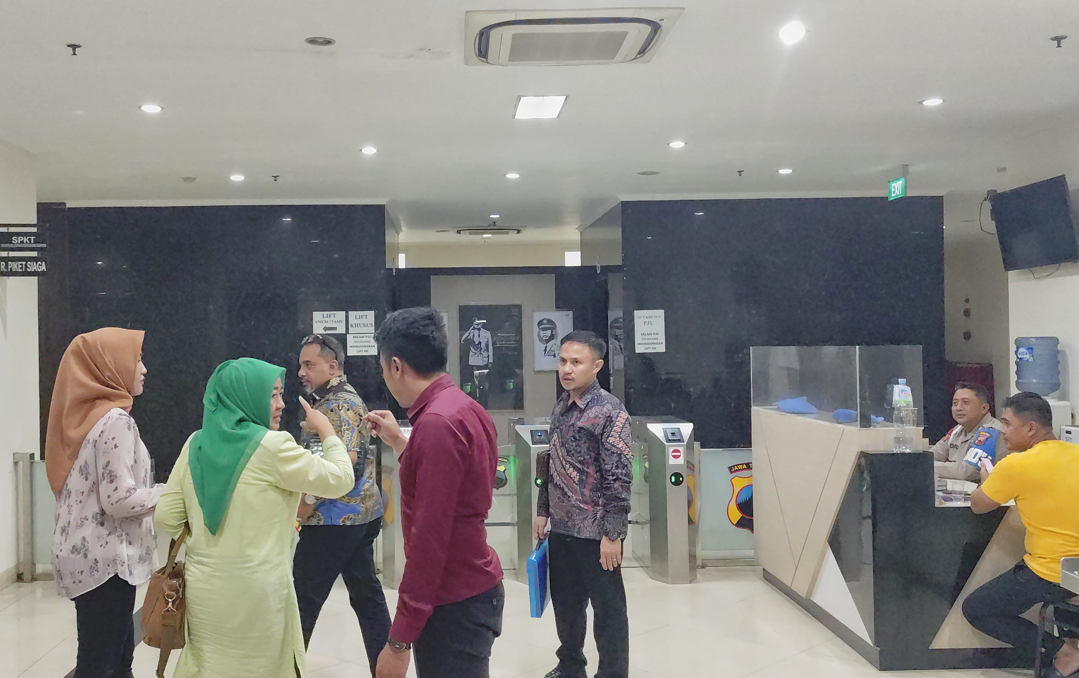 Nuzwatun Malinah, orangtua dr Aulia Risma, mahasiswi kedokteran PPDS Anestesi Undip Semarang mendatangi kantor Mapolda Jawa Tengah, Rabu (4/9/2024). (M Hariyanto/Jawa Pos Radar Semarang)