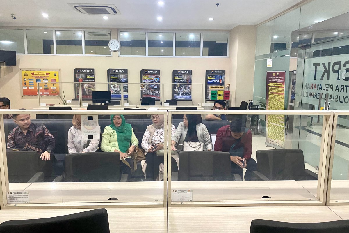 Ibunda dr Aulia Risma Lestari didampingi saudara dan kuasa hukumnya mendatangi Mapolda Jateng membuat pelaporan, Rabu (4/9/2024). (Nur Chamim/Jawa Pos Radar Semarang)