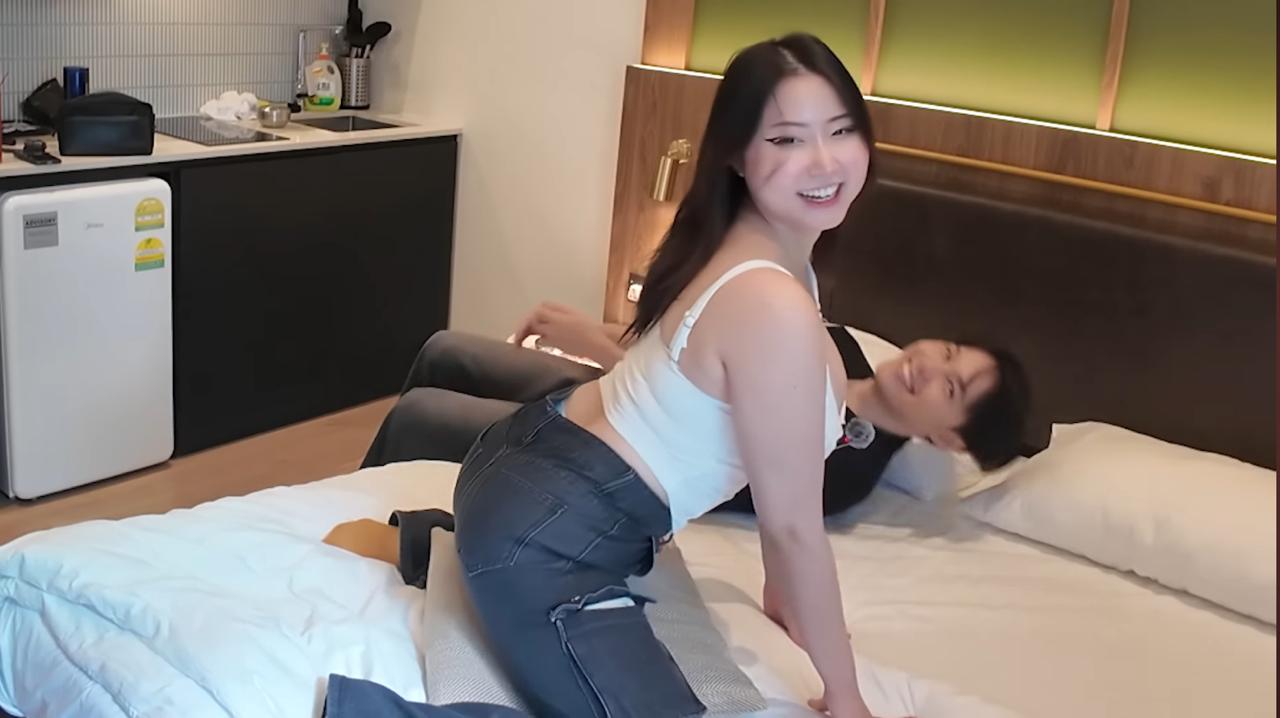 Konten colllab Teguh Suwandi dengan Msbreewc saat room tour hotel di Singapura