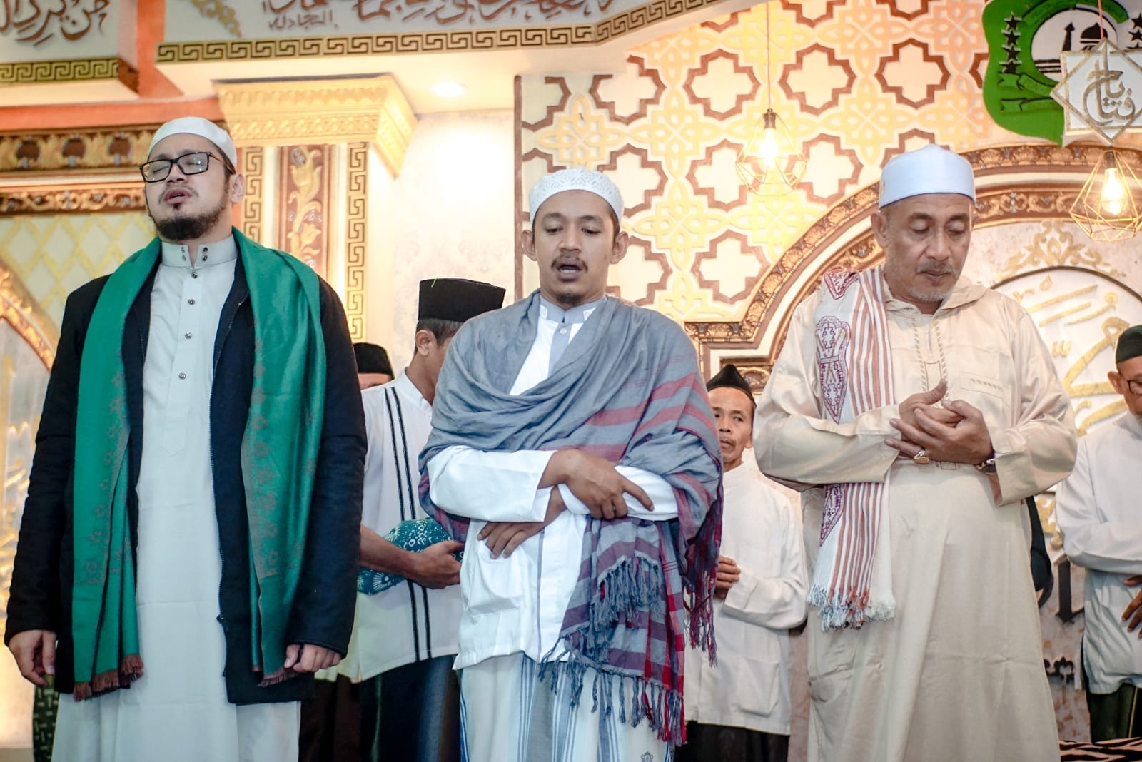 Al Habib Abdullah Farid bin Masyhur Al Munawwar bersama kedua putranya dan jama