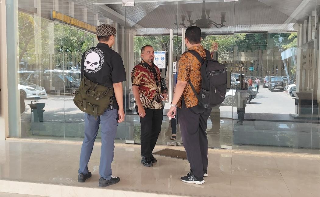 Misyal Achmad, Pengacara Orantua Aulia Risma Lestari, saat memberikan keterangan kepada media di depan Kantor Ditreskrimum Polda Jateng, Kamis (5/9/2024)