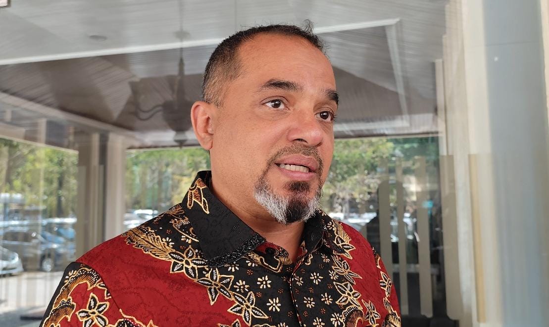 Misyal Achmad, Pengacara Orangtua Aulia Risma Lestari, saat memberikan keterangan kepada media di depan Kantor Ditreskrimum Polda Jateng, Kamis (5/9/2024). (M Hariyanto/Jawa Pos Radar Semarang)